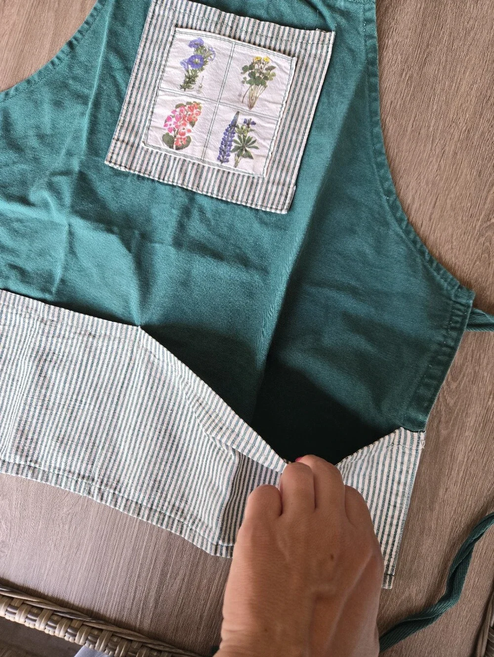 Vintage Cottagecore Green Canvas Gardening Apron with Pockets Floral Botanical